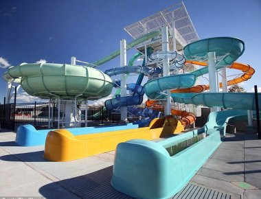 Σοκαριστικό! Η στιγμή που 10χρονο αγόρι βγαίνει εκτός ... νεροτσουλήθρας (βίντεο)